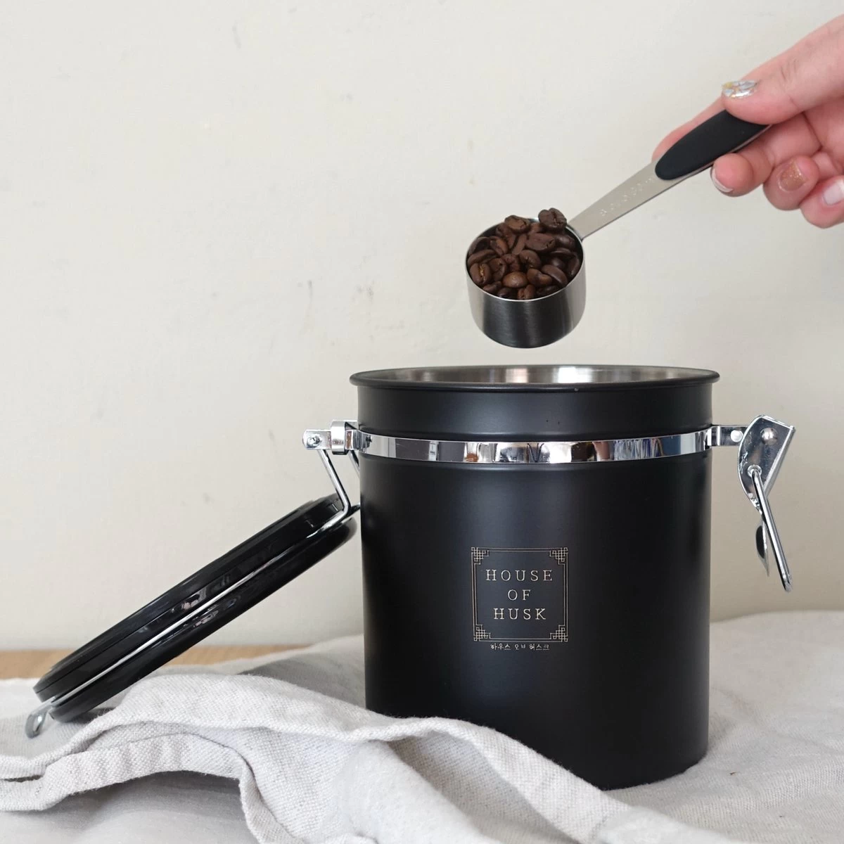 House Of Husk Koffieblik Met CO² Ventilatie - Bewaarblik - Voorraadbussen - Voorraadblik - RVS - Zwart - 1.5 Liter - Afbeelding 7