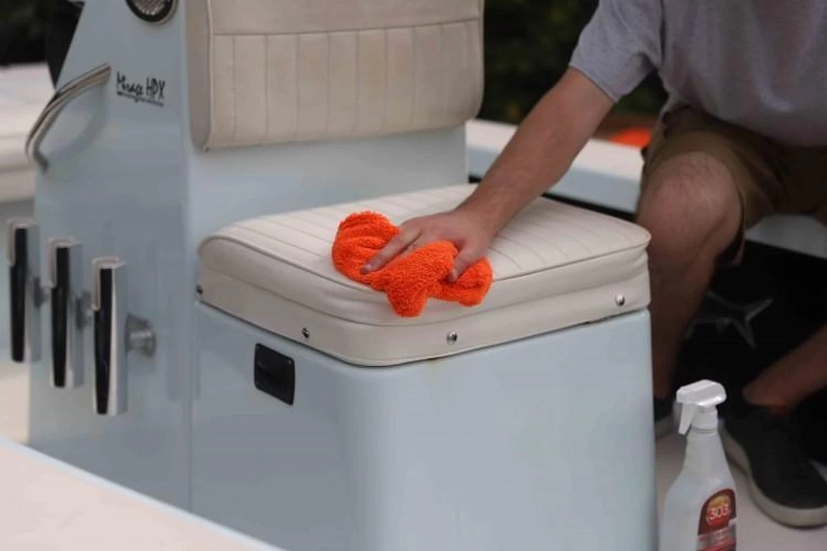 303® Multi-Surface Cleaner - 946 Ml | Veilig Voor Alle Soorten Bekleding En Vinyl. Vlekken Verdwijnen Binnen Enkele Minuten En Verkleurde Oppervlakken Komen Weer Tot Leven. - Afbeelding 3